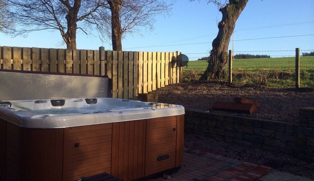 Woodburn Lodge With Private Hottub, Smart tv with Wifi, Veiws To Mabie Forrest