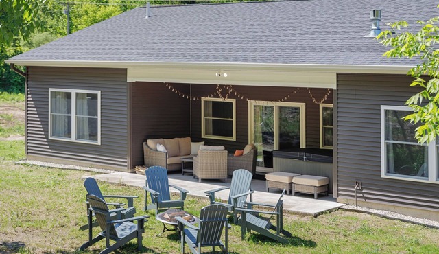 Wooded tranquil Retreat: Hot tub and fire pit. Just 8 miles from Traverse City!