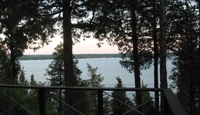 Woodsy Lakefront Retreat high above Green Lake