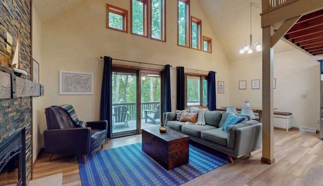 Year-round Northwoods retreat on quiet lake near Minocqua