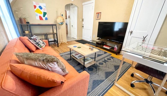 Yellow House Apartment w/Self Check-in + Workspace