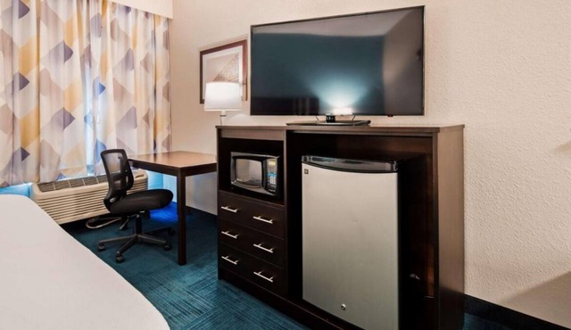 Your Home Away From Home! Indoor Pool, Restaurant, Free Parking & Breakfast