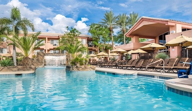 Your Home Away from Home! Outdoor Swimming Pool, Full Kitchen, Free Parking!
