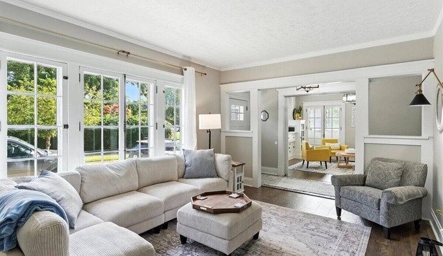 Your Summer HQ! Ditch the Hotel Rooms! Sleeps 11. Pet-Friendly!