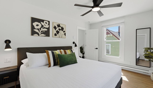 Ypsi 1BR Retreat: King Bed & Private Deck
