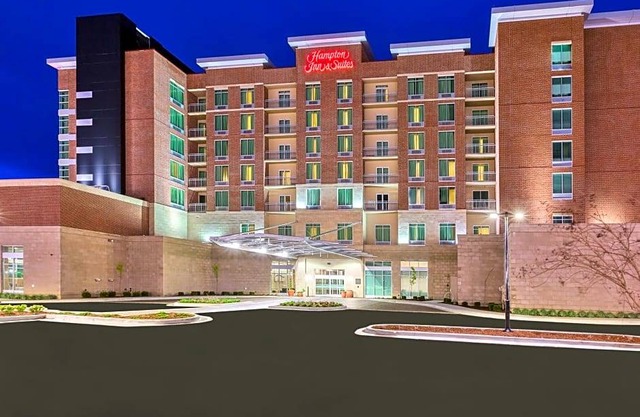 2-Star Hotel ∙ Hampton Inn & Suites Owensboro Downtown Waterfront