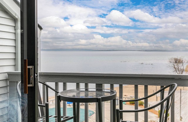 🏖️ Bay View Couples Retreat @ The Shores | Wow Views | Direct Beach Access ➠ 5586
