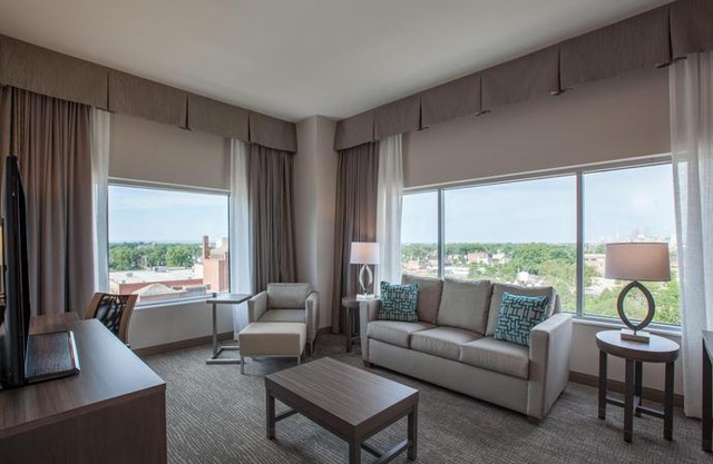 Holiday Inn Cleveland Clinic, An IHG Hotel