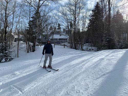 R5 Completely renovated Bretton Woods condo AC unbeatable SKI-IN SKI-OUT location Fast wifi
