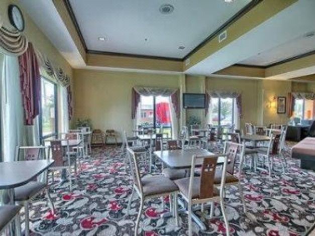Photo of Livingroom in Summit Station