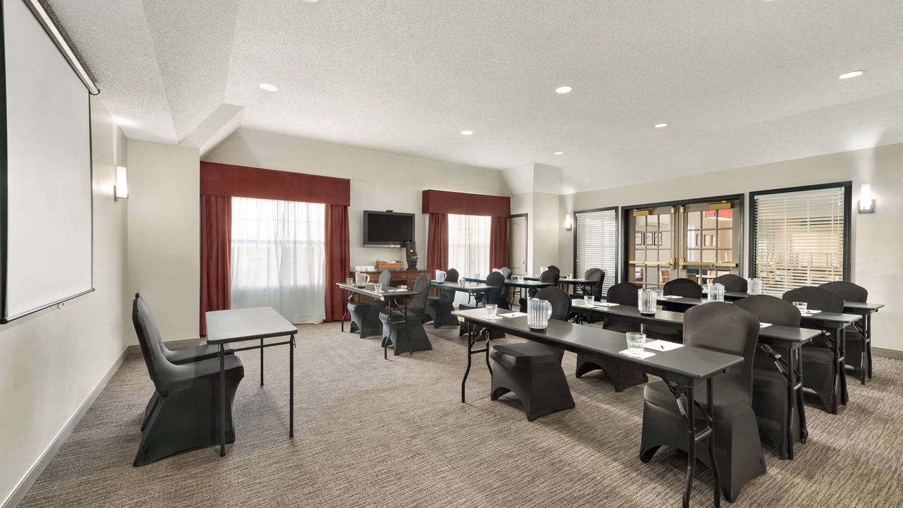 Photo of Livingroom in I-435 West KC-KS
