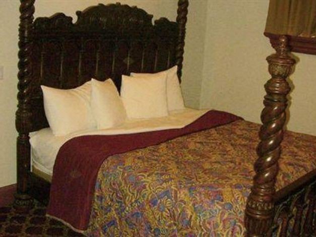 Photo of Bedroom in I-435 West KC-KS