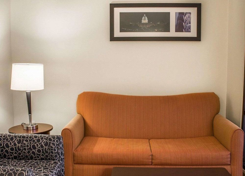 Photo of Livingroom in Summit Station