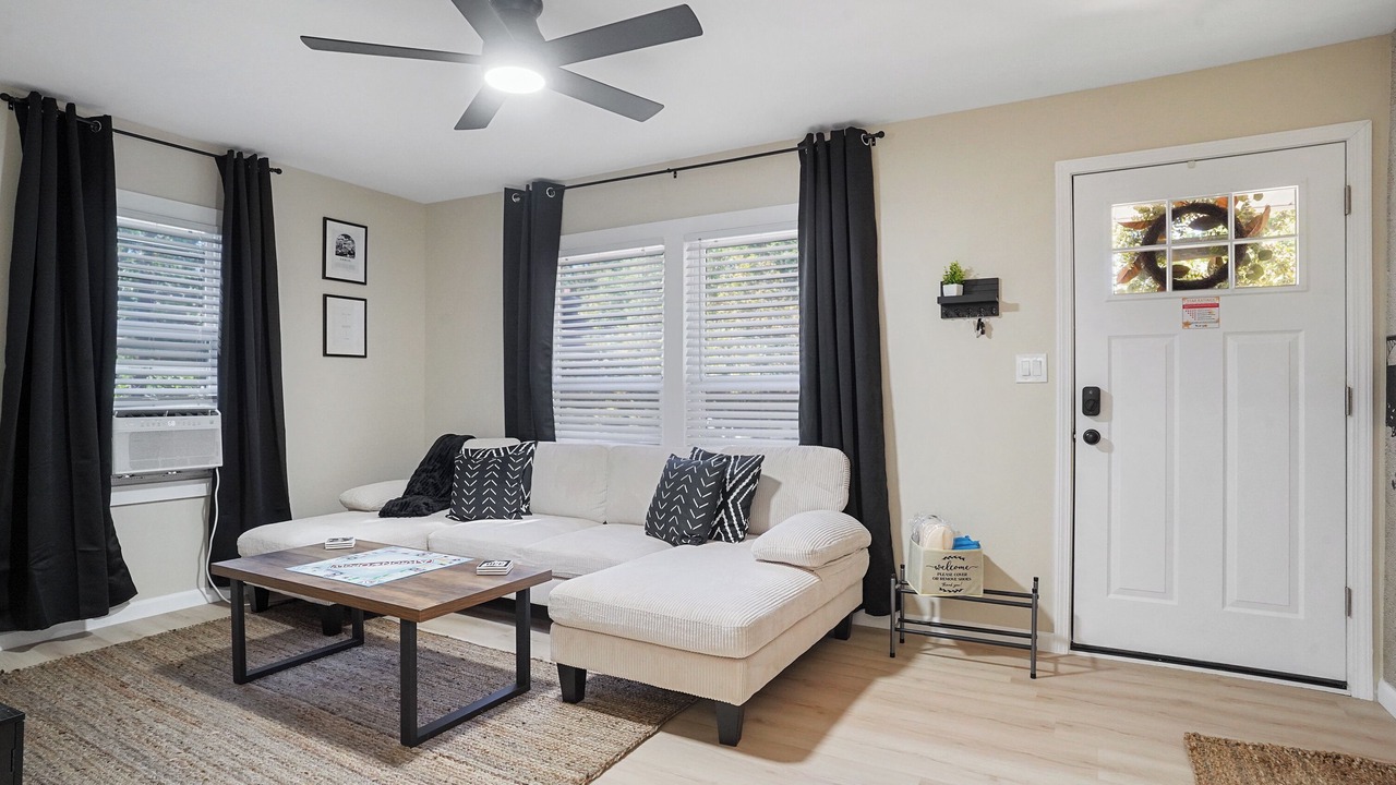 Photo of Livingroom in Akron