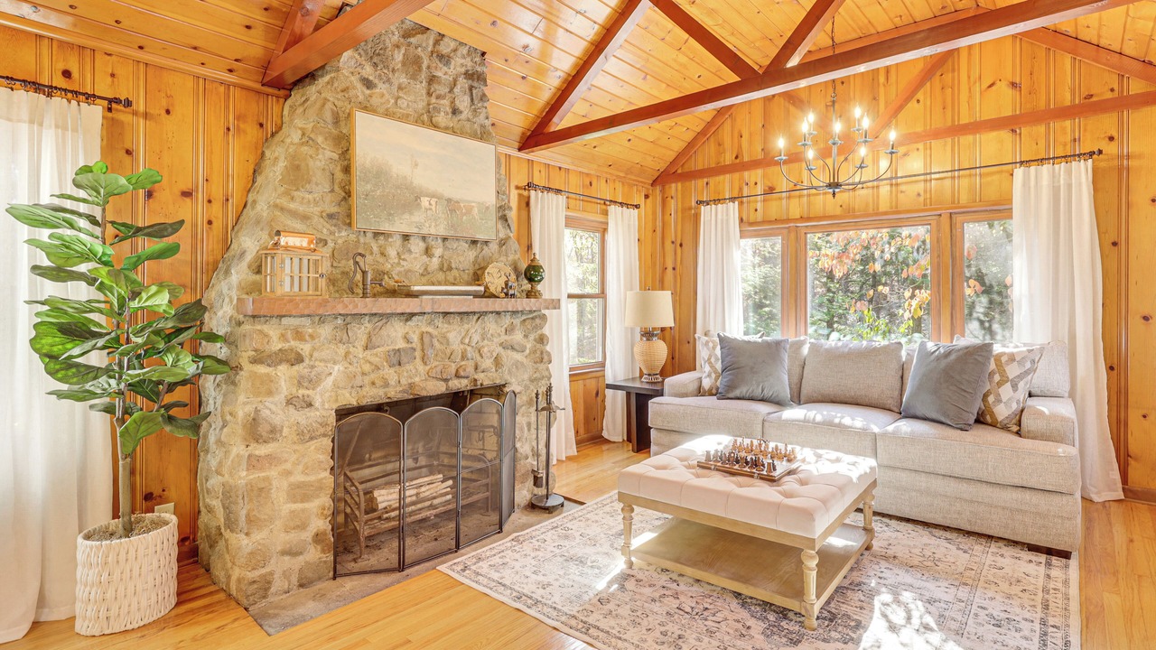 Photo of Livingroom in Cuyahoga Falls