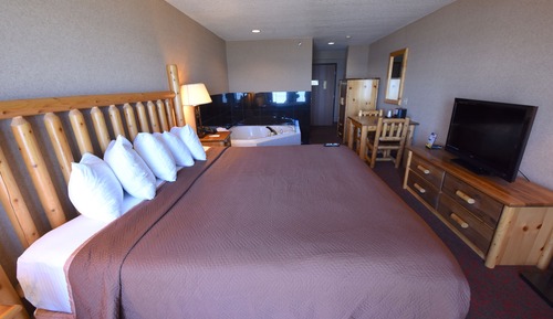 Basic Room, 1 King Bed, Jetted Tub