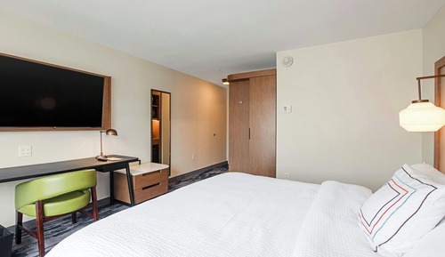 Room, 1 King Bed, Hearing Accessible (Roll-in Shower)