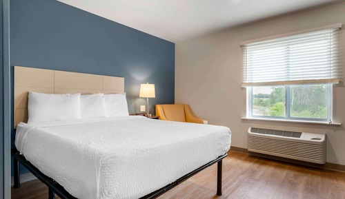 Standard Studio, 1 Queen Bed, Non Smoking, Refrigerator & Microwave