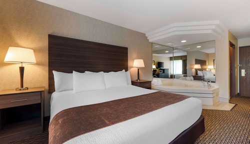 Standard Room, 1 King Bed, Non Smoking, Jetted Tub