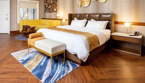 Deluxe Room, 1 King Bed, Accessible Bathtub