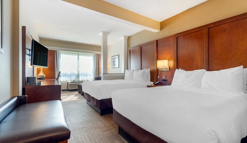 Ground Floor Lake View Queen Suite