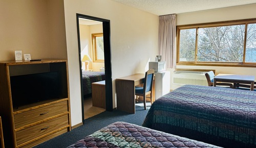 Family Room, Multiple Beds