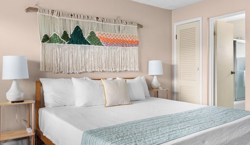 Signature Studio Suite, 1 King Bed, Pets Allowed, Pool View