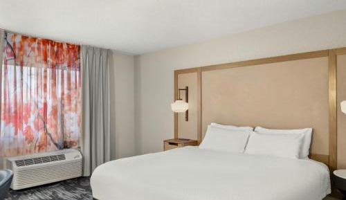 King Room with Roll-In Shower - Mobility Accessible