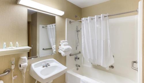 Double Room with Tub - Mobility Accessible/Non-Smoking