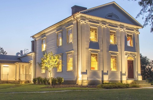 Farmdale Hotel | Peter Allen Inn & Event Center