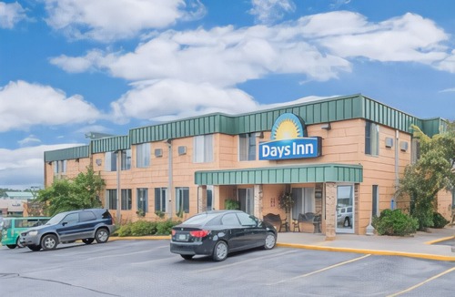 Duluth Hotel | Days Inn & Suites by Wyndham Duluth by The Mall