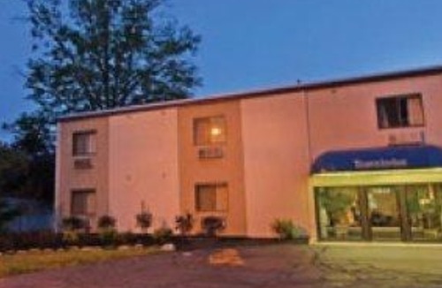 Lakewood Hotel | Travelodge by Wyndham Cleveland Lakewood
