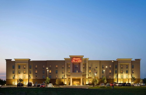 Greenwich Hotel | Hampton Inn & Suites Wichita-Northeast
