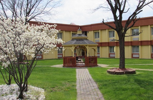 Romulus Hotel | Clarion Hotel Detroit Metro Airport