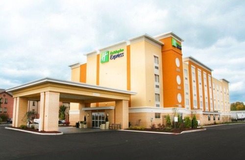 Bedford Hotel | Holiday Inn Express Toledo North, an IHG Hotel