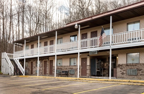 Chapmanville Hotel | OYO Hotel Chapmanville Inn, WV - Hwy 119