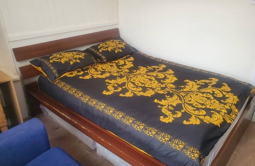Heaton House | Newcastle City- Full Ensuite Bedroom