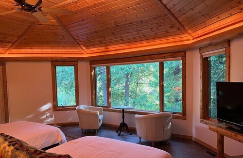 Mayfield House | Boardman Monarch | Upscale river lodge | HOT TUB!