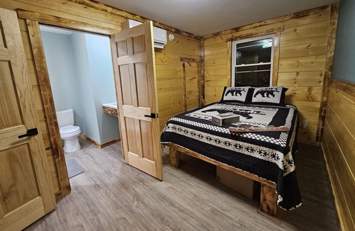 Matewan Cabin | NEW BUILD - Close to Hatfield Mccoy TRAILS - Sleeps 6 - Clay's Bear Cave