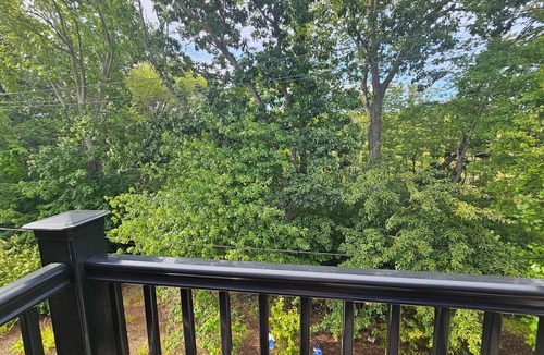 Taunton Condo | Lovely top floor 2-bedroom condo conveniently located between Boston & Cape Cod