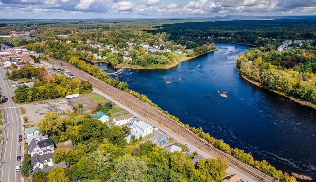 Serene Riverside Retreat: 4BD Getaway near Bangor