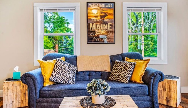 Tranquil Haven: Cozy 2BR Retreat, Parking
