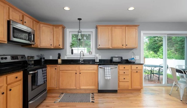 Contemporary Comfort: Game Room & Portland Access