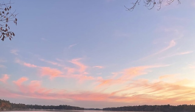 New for 2024! Pet-friendly cottage on the edge of Highland Lake in Windham!