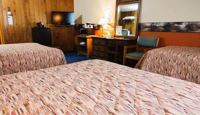 2 Full Beds with 1 Twin Bed & Rollaway